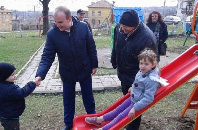 Евродепутат откри детска площадка във Върбовка