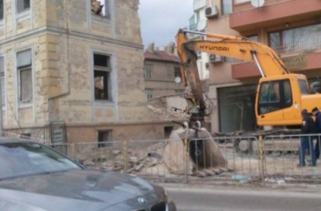 Започна събарянето на сградата на някогашното турско консулство