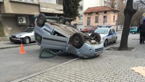 Ситроен се обърна след катастрофа