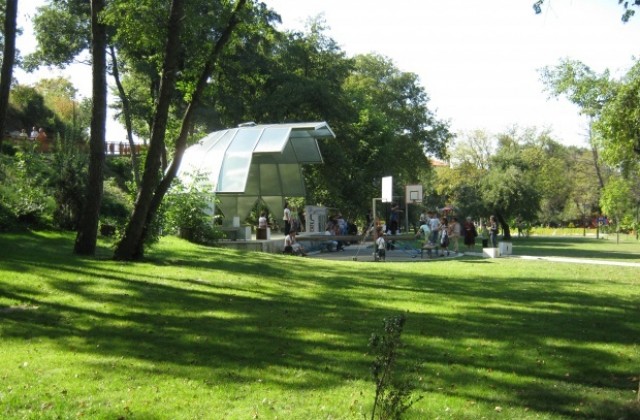 Дупничани посрещат пролетта в парк Рила