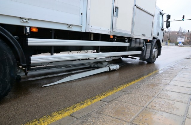 Пътна лаборатория мери асфалта на седем булеварда във Варна