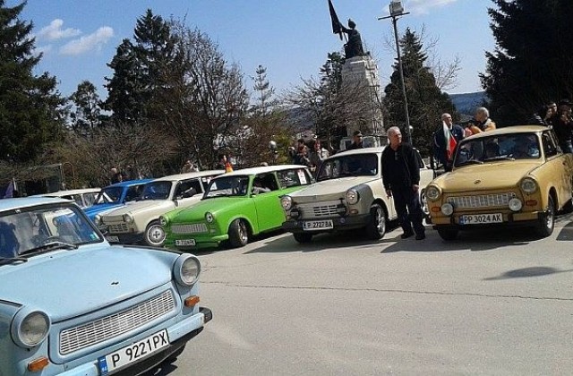 Накипрени трабантчета на „Трабант фест във Велико Търново (СНИМКИ)