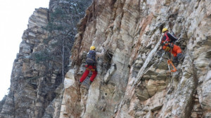 Алпинисти обрушват опасните скатове по пътя за Велинград