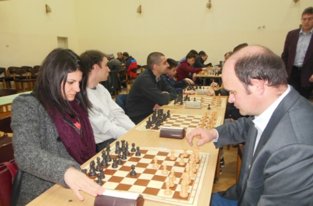 Първата награда в открития турнир по шахмат в памет на Богомил Андонов си оспорват 41 състезатели