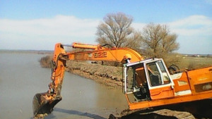 Разчистват напоителен канал при село Кукорево