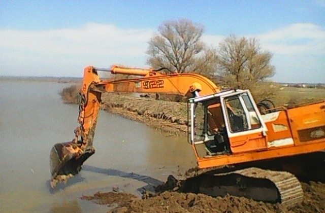 Разчистват напоителен канал при село Кукорево