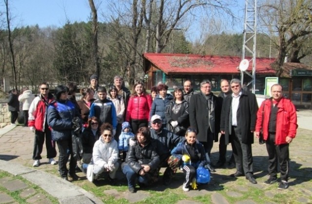 За деня на водата, от Басейнова дирекция и РИОСВ чистиха в парк Кайлъка