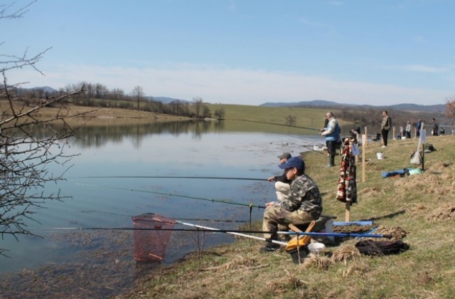 Без уловена риба премина състезание по риболов при яз. Йовковци