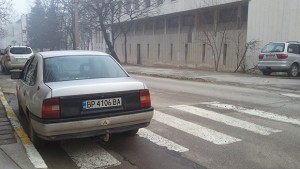 Снимат и облепват със стикери неправилно паркирани автомобили