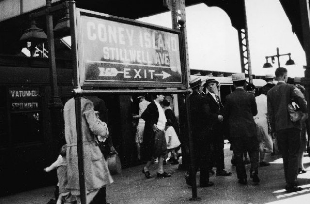 24 март: Започва строителството на Нюйоркското метро