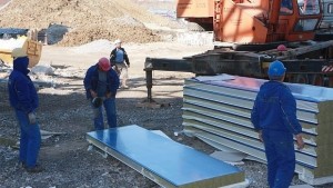 Безработицата леко тръгва надолу