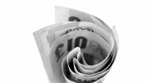 На Острова вече плащат с пластмасови банкноти