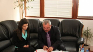 Ученичка се учи на управление за един ден от ректора