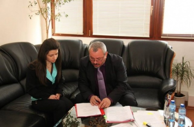 Ученичка се учи на управление за един ден от ректора на ВТУ