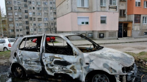 Кола изгоря тази нощ в Хасково