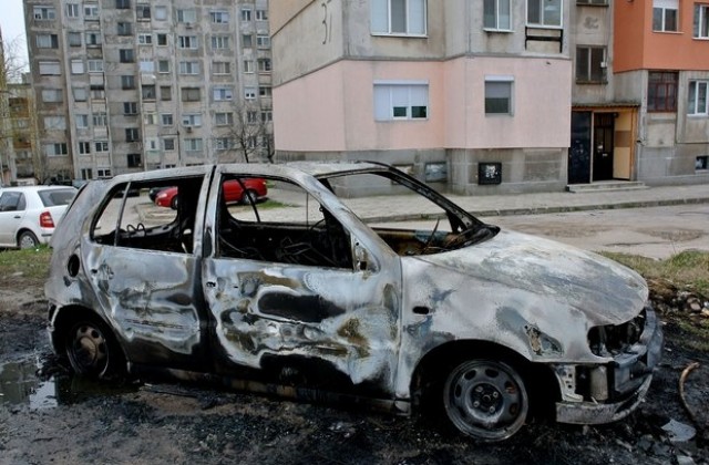 Кола изгоря тази нощ в Хасково