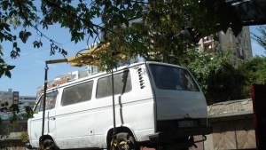 Вдигат от улиците старите трошки