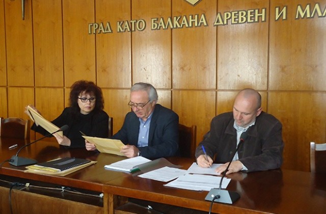 Четири фирми искат да ремонтират Старата къща