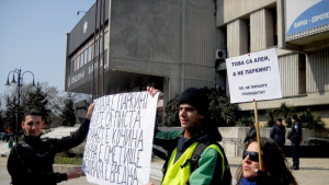 Дузина варненци протестираха срещу колите в градинката пред общината СНИМКИ