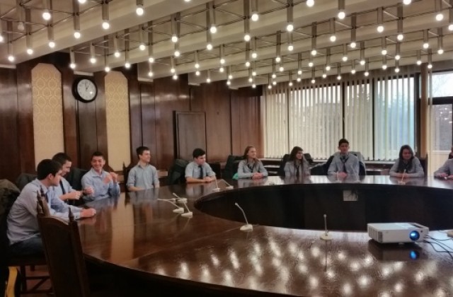 Ученици проведоха урок по информационни технплогии в общината