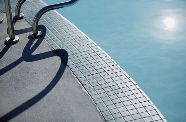 Турски министър затвори басейн, за да се учи жена му да плува