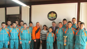 Хандбалистите на Раховец подариха един от медалите си на горнооряховския