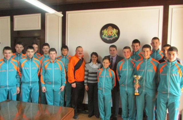 Хандбалистите на Раховец подариха един от медалите си на горнооряховския кмет