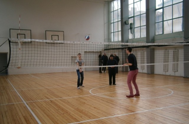 Методи Чимев инспектира ремонтирания спортен салон в Промишленото