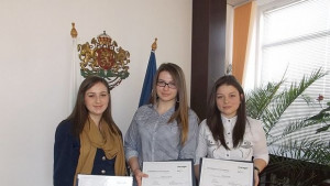 Три тийнейджърки управляваха Областна администрация за ден