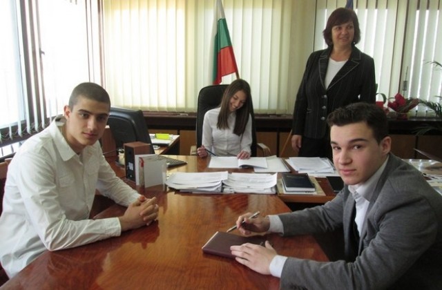 Ученици управляваха за ден Областната управа
