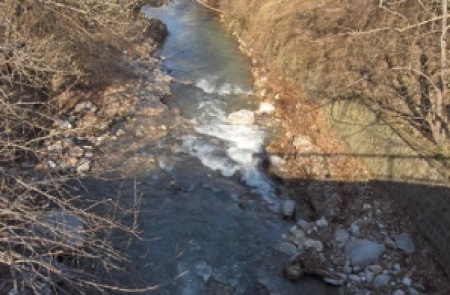 Проверки за замърсявания в реките и около тях