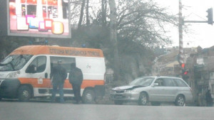 Автомобил блъсна линейка движеща се с включен звуков и светлинен