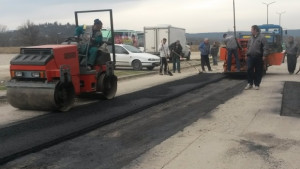 Общината извършва аварийно изкърпване на дупките в града