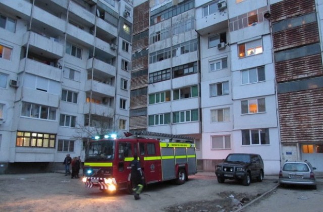 Пожар евакуира жилищен вход в кв. Чародейка