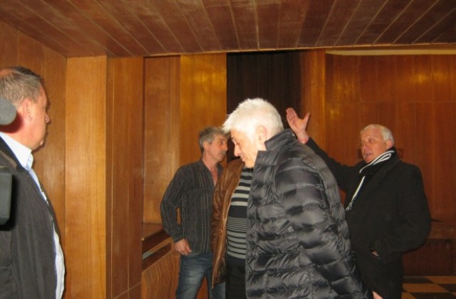 Театърът в Дупница ще има санитарни възли до Майските празници