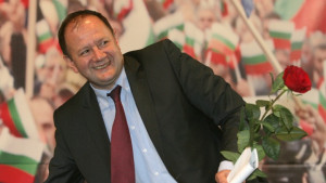 Миков Правителството застава между парите и хората