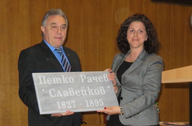 Плоча за паметника на Славейков дариха членовете на Младежкото обединение на БСП