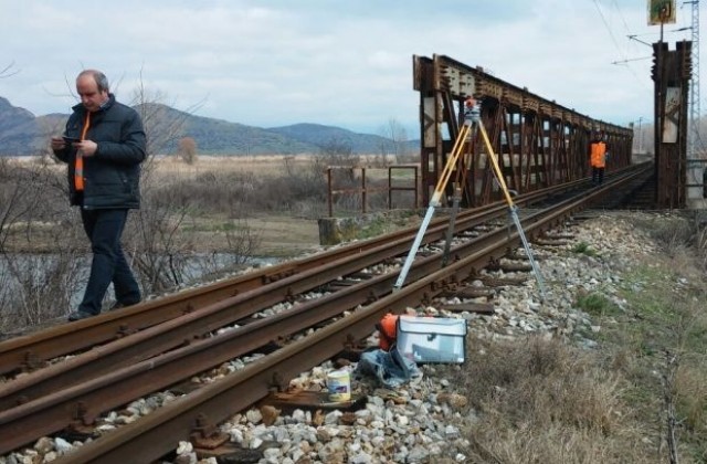 Възстановиха движението по железопътния мост в Митиново