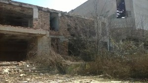 Деца играят в рушащи се сгради на бившия Медицински университет