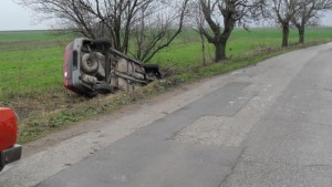 Много пиян шофьор се преобърна в канавката край село Гусла