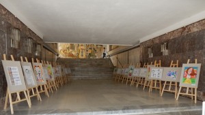 Подредиха изложба за 1 април в библиотеката
