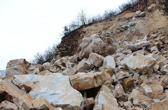 Свлачища застрашават детска градина, блок и джамия в Лъки