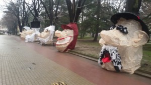 Огромни Чудомирови герои по казанлъшка улица