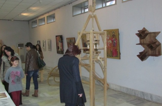 Тревненската приложна гимназия подреди изложба в Г. Оряховица