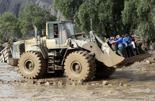 Северната част на Чили се възстановява бавно след наводненията