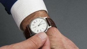 Местим стрелките на часовника с час напред