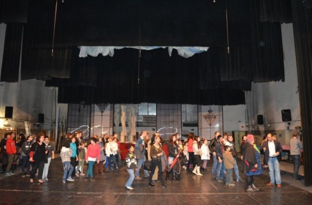 Десетки надникнаха зад кулисите на търновския театър