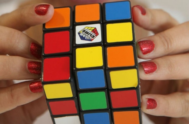 29 март: Представено е кубчето на Рубик