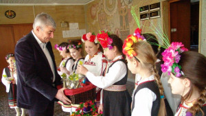 Лазарки гостуваха в Областната администрация