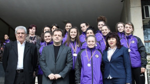 Златен медал подариха на кмета великотърновските хандбалистки